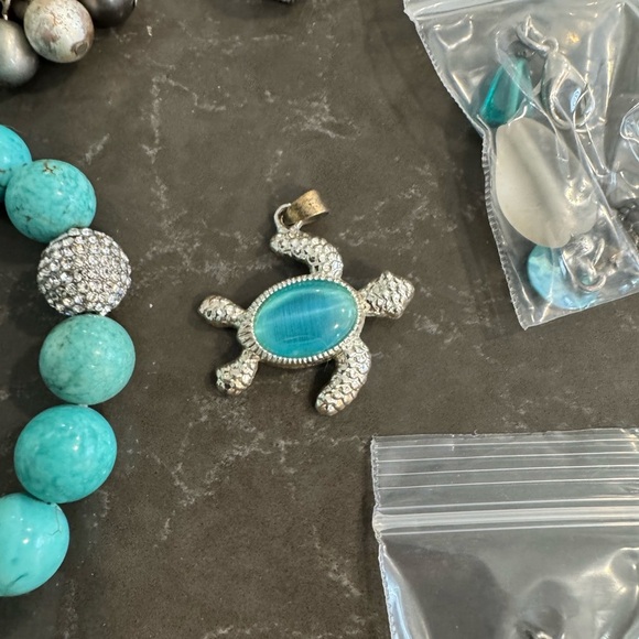 Fun combo of beachy sea turtle theme jewelry items and more - Picture 6 of 6